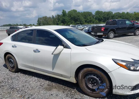 2016 Nissan Altima 2.5/2.5 S/2.5 Sl/2.5 Sr/2.5 Sv z USA, uszkodzony, nr VIN 1N4AL3APXGN328828